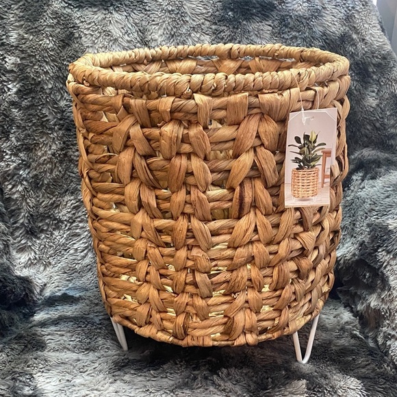NWT Natural Woven Basket with Stand - Picture 1 of 16